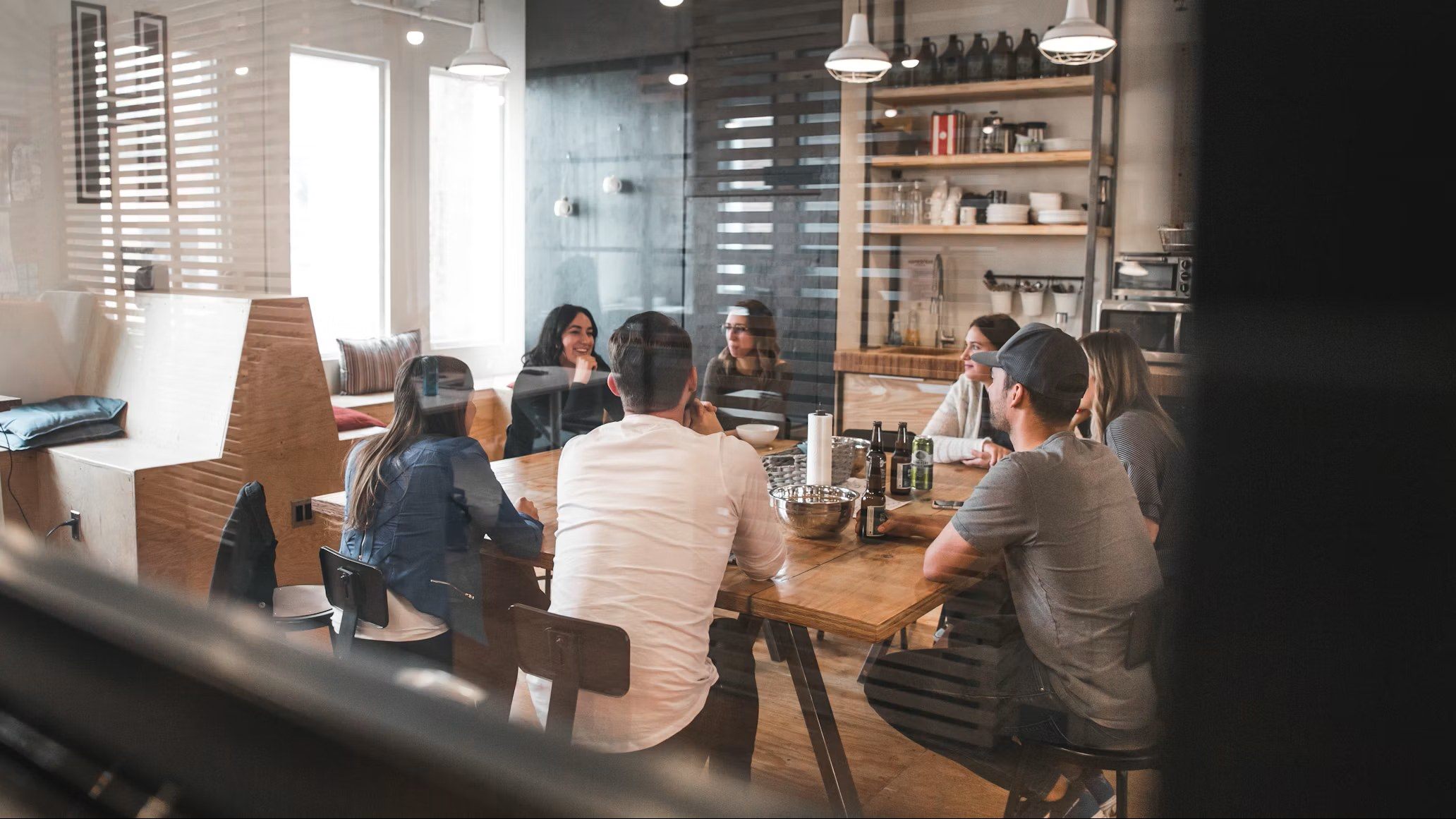 A working session around one table